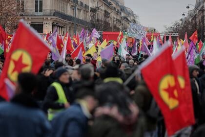La marcha en París el 24 de diciembre de 2022, tras el ataque contra un centro cultural kurdo (Foto AP/Lewis Joly)