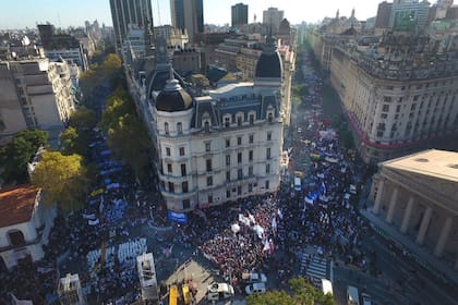 La marcha en Plaza de Mayo desde un drone
