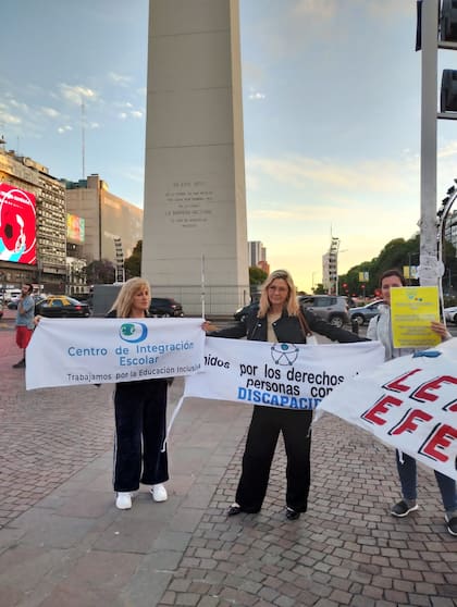 La marcha en reclamo de capacitación docente en temas de educación inclusiva también llegó al Obelisco