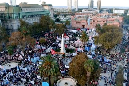 La Marcha Federal en la Plaza de Mayo al caer la tarde