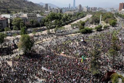 La marcha más multitudinaria de este lunes se produjo en Plaza Italia, el corazón de la capital de Chile