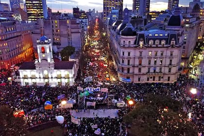 La "Marcha Nacional en Defensa de la Universidad Pública" comenzó a las 17 en el Congreso; desde ahí marcharon a Plaza de Mayo