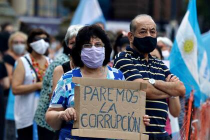 Las vacunaciones VIP generan marchas y muestras de indignación, pero tienen escasas consecuencias políticas