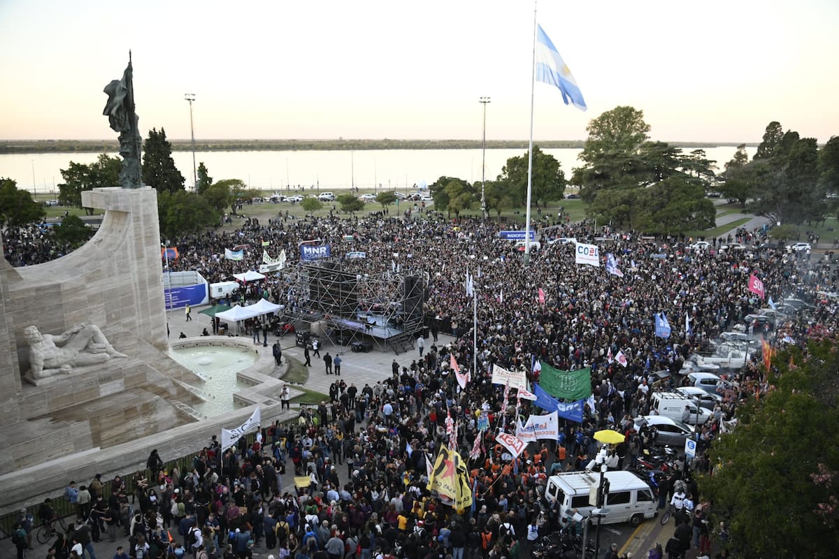 La marcha universitaria en Rosario, en las inmediaciones del Monumento a la Bandera