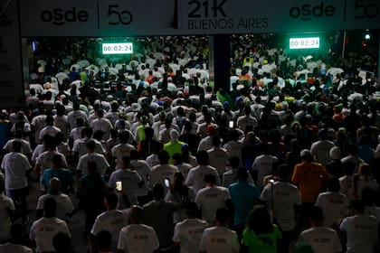 La marea de más de 20.000 atletas se largó a las 7 de este domingo