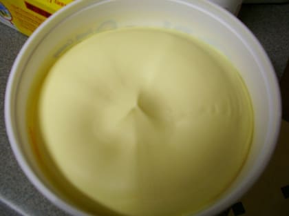 La margarina era naturalmente mucho más pálida que la manteca