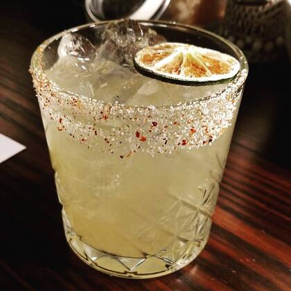 La Margarita se elabora a base de tequila, triple sec, sal y limón