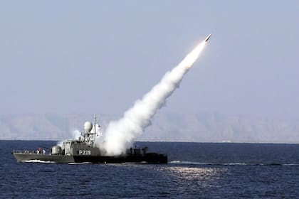 La marina iraní prueba un misil tierra-aire antiradar en el estrecho de Ormuz