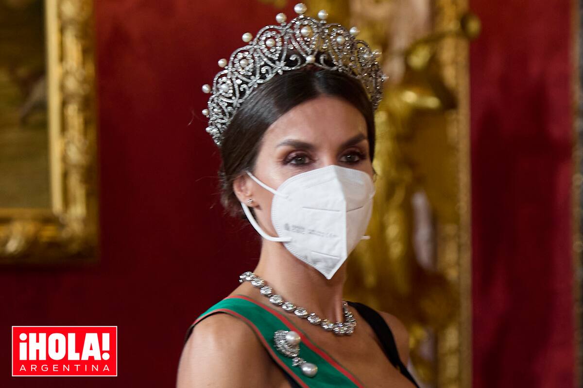 La más llamativa de las joyas fue la tiara rusa, una espectacular diadema de platino, perlas y diamantes en forma de lágrimas invertidas, que perteneció a la reina María Cristina, segunda mujer del rey Alfonso II, quien la usó por primera vez en 1906.