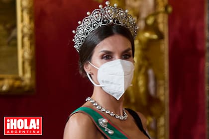 La más llamativa de las joyas fue la tiara rusa, una espectacular diadema de platino, perlas y diamantes en forma de lágrimas invertidas, que perteneció a la reina María Cristina, segunda mujer del rey Alfonso II, quien la usó por primera vez en 1906.