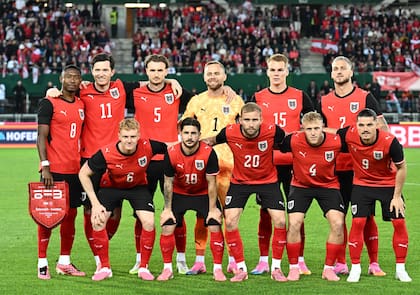 La más reciente formación de Austria, con David Alaba, Michael Gregoritsch, Stefan Posch, Alexander Schlager, Philipp Lienhart y Marko Arnautovic; abajo, Nicolas Seiwald, Romano Schmid, Konrad Laimer, Xaver Schlager y Marcel Sabitzer