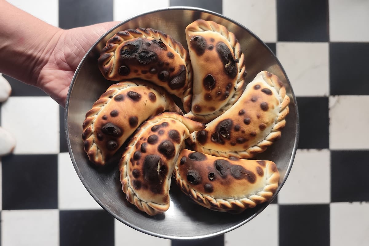 “La masa salteña se caracteriza por ser de un diámetro un poco más chico, lo cual hace que las empanadas salteñas sean de 3 o 4 bocados”, explica Saravia sobre la base que utilizan en El Imperfecto