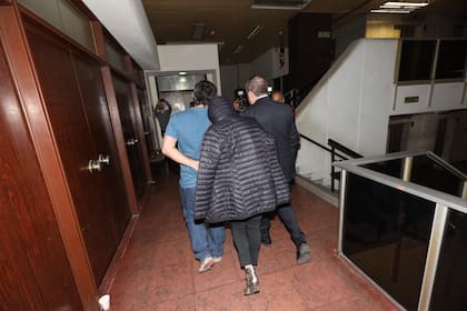 La masajista Beatriz Michelini de espaldas