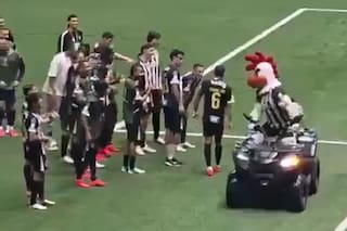 El picante festejo de Atlético Mineiro tras vencer a Santos: un jugador pateó un inflable de la mascota rival