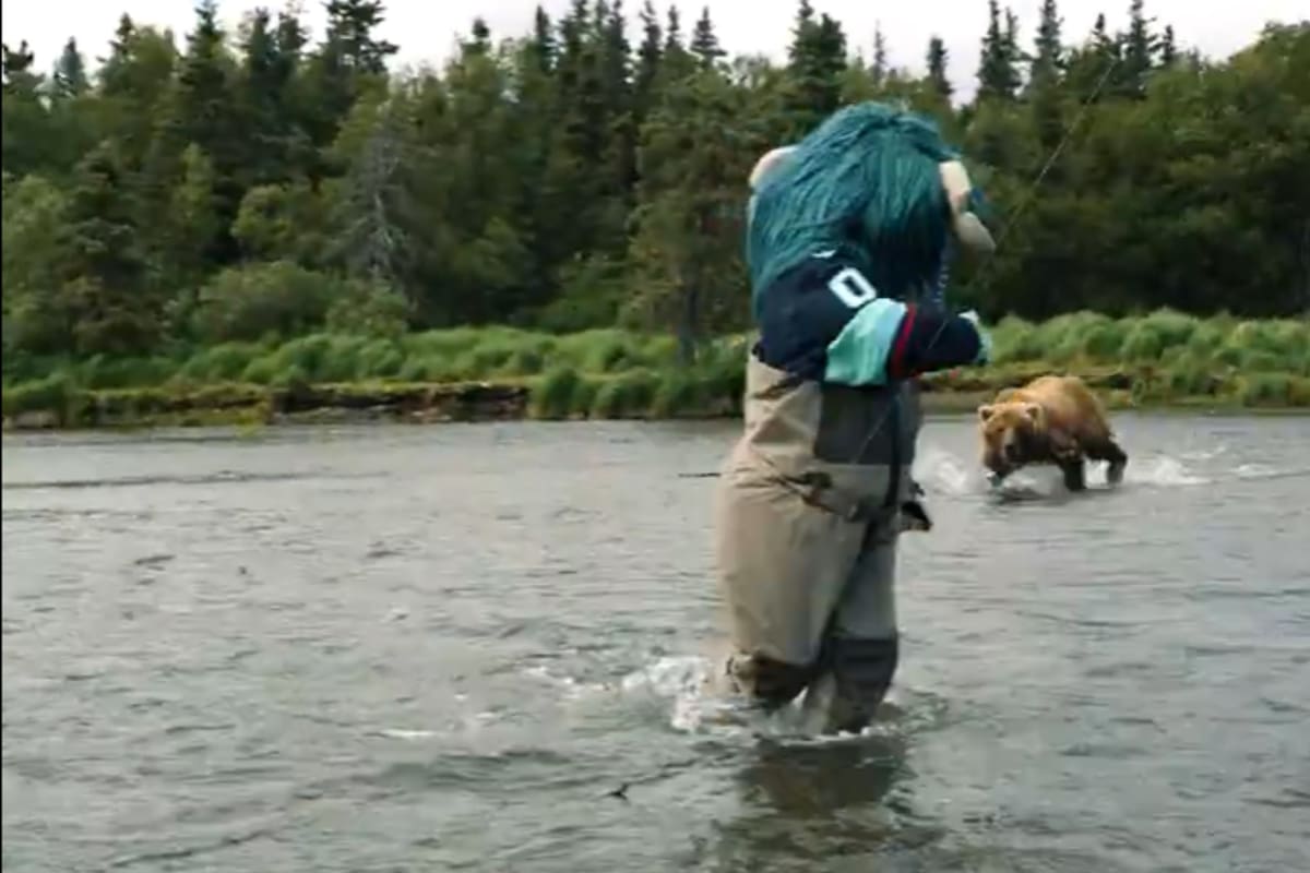 La mascota estuvo de frente al oso durante la grabación de una campaña; ninguno de los asistentes ni el animal salieron heridos (Captura de pantalla X/@SEAbuoy)