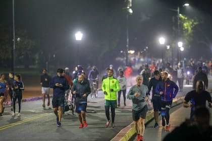 La masiva concurrencia a los parques y plazas porteñas encendió las alarmas de las autoridades