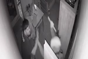 Un matrimonio y su hijo de 4 años sufrieron un violento asalto cuando dormían