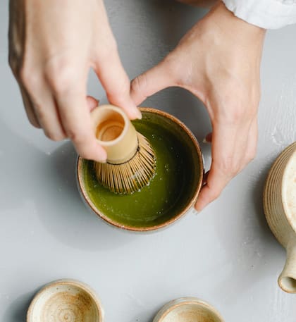 La matcha se puede utilizar para infusiones o para preparar postres. Además de beberse caliente, también puede ser fría