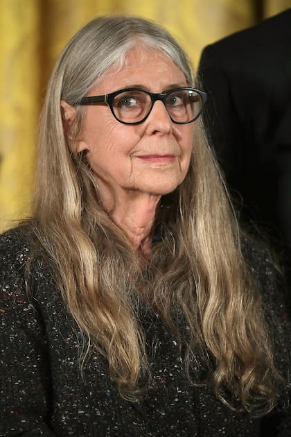 La matemática de la NASA y pionera en software informático Margaret Hamilton escucha su mención antes de recibir la Medalla Presidencial de la Libertad por parte del presidente estadounidense Barack Obama durante una ceremonia en el Salón Este de la Casa Blanca el 22 de noviembre de 2016 en Washington