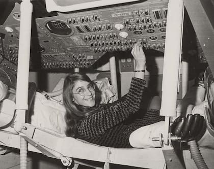 La matemática e informática Margaret Hamilton lideró el equipo de desarrollo del software de vuelo para las misiones espaciales Apolo de la NASA