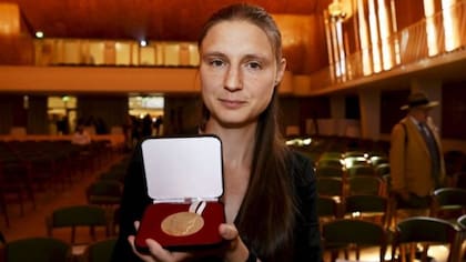 La matemática ucraniana Maryna Viazovska estableció que el número de besos en dimensión 8 es 240, y en dimensión 24 es 196.560