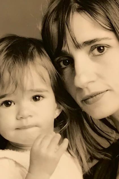"La maternidad fue un hito para mí", asegura Hilda. Fue a fines de 1999, cuando estaba instalada en Córdoba: "Había decidido dejar la ciudad e ir a las sierras. Y, en ese momento casi onírico, llegó “Cachorra”.