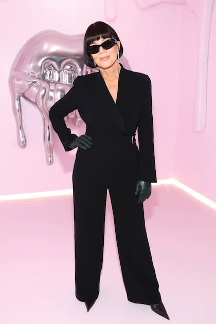 La matriarca del clan,
Kris Jenner, en total black