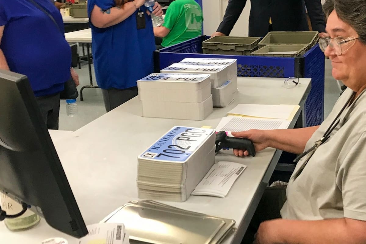 La matrícula de Kansas será rediseñada luego de las críticas que recibió por parte de los residentes