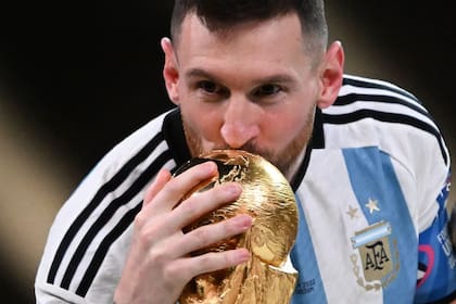 La máxima emoción: Messi besa la Copa del mundo tras lograr el título en Qatar 2022