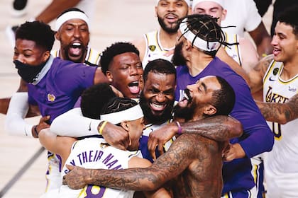 La máxima figura de la NBA y último campeón con LA Lakers devino referente de la comunidad afroamericana sin relegar su rol de jugador, empresario y fashion killer. Perfil del hombre señalado como uno de los más determinantes de su país en la actualidad y del que muchos esperan su salto más alto, a