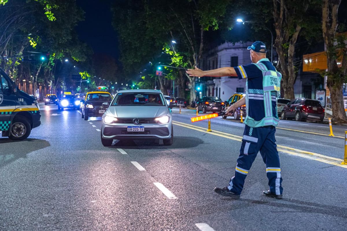 La máxima velocidad permitida en suelo porteño es de 100 km/h y rige en sus autopistas
