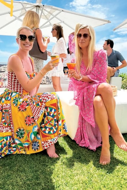 La mayor de las hijas de Charles Spencer impactó con un vestido de inspiración siciliana de Dolce&Gabbana, mientras que Eliza eligió un modelo cruzado con estampa floral e incrustaciones de hilo de lúrex de Melissa Odabash (125 euros).
