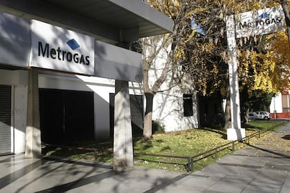 La mayor distribuidora del país dijo que diferirá el pago de $7500 millones para el año próximo