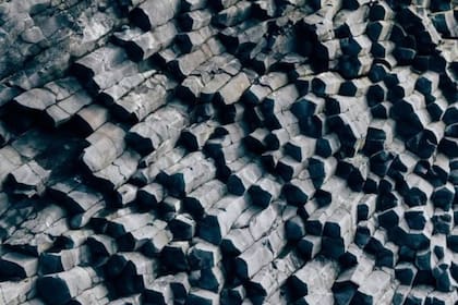 La mayor parte de la corteza terrestre está hecha de basalto, y este también podría ser el material detrás de las misteriosas montañas de la Tierra profunda