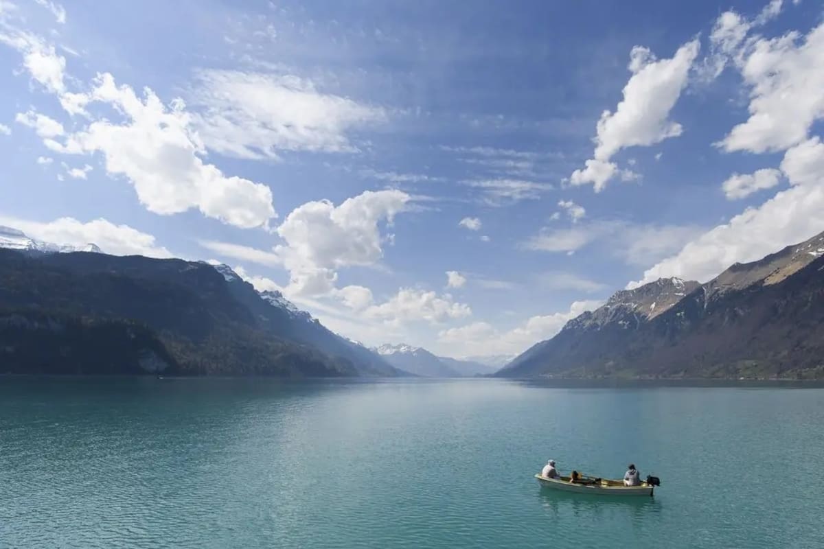 La mayor parte de la munición yace en el fondo de tres masas de agua: el lago de Brienz (foto); el de Lucerna, y el de Thun. (Anthony Anex/EPA, vía Shutterstock)