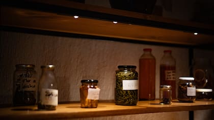 La mayor parte de las preparaciones se elaboran en el lugar: fermentos, vinagres, kombuchas, conservas, caldos, garos y misos