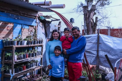 La mayoría de ellos trabaja, aunque en empleos precarios, y tienen entre dos y tres hijos; según un estudio no podrían salir de esa situación aún con un crecimiento económico sostenido en el tiempo