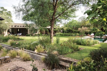 La mayoría de las especies elegidas son muy sueltas, de estilo naturalista, con flores en todas las estaciones.