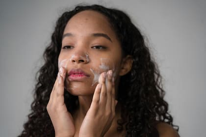 La mayoría de las personas utiliza jabón para limpiarse el rostro en la mañana, lo mejor es combinarlo con agua tibia para remover las impurezas
