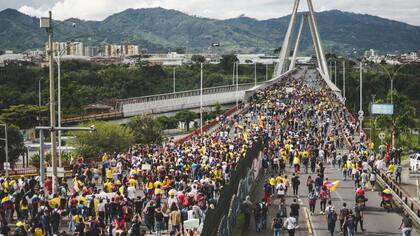 La mayoría de las protestas en Colombia han sido pacíficas, pero los enfrentamientos han provocado al menos 24 muertos y 800 heridos.