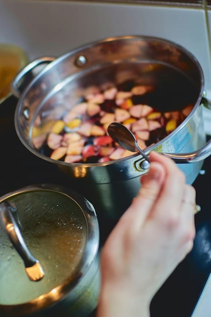 La mayoría de las recetas de vino caliente incluyen frutas y una mezcla de diferentes especias (Pexels/Viacheslav Stopkevich)