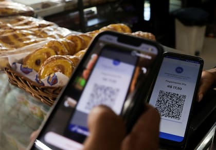 La mayoría de las transacciones con Pix se hacen escaneando un código que provee el comercio y que ya incluye el monto a pagar.