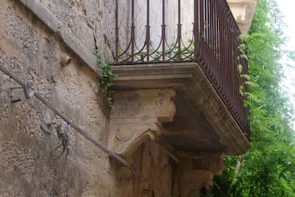 La mayoría de las viviendas tienen un piso alto, con un balcón panorámico