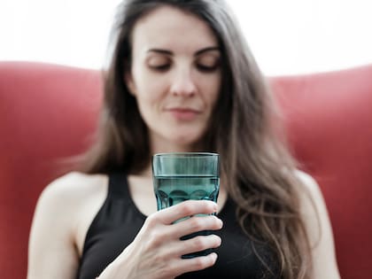 La mayoría de los beneficios de consumir agua caliente son falsos (Pexels/Engin Akyurt)