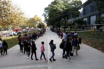 La mayoría de los centennials argentinos ven al trabajo de manera positiva; las ferias de empleo joven suelen convocar una gran afluencia
