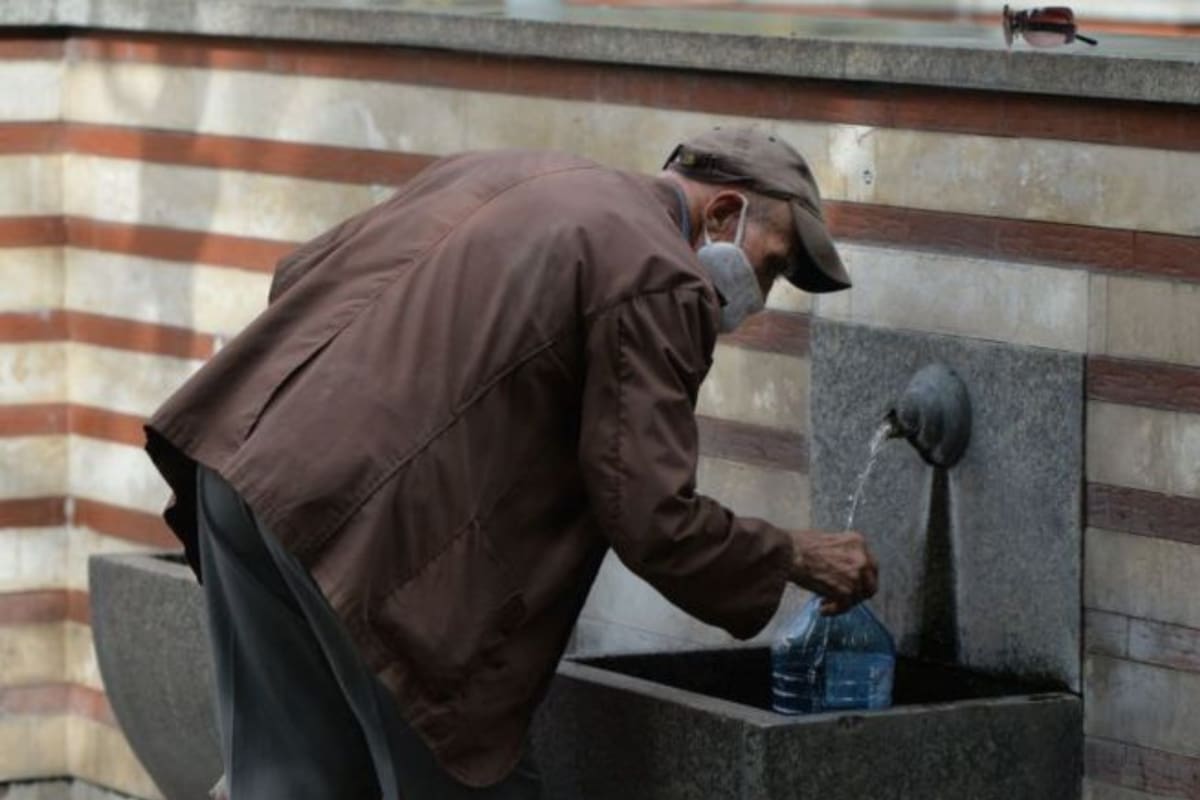 La mayoría de los científicos están de acuerdo en que los humanos solo pueden pasar unos días sin ingerir alimentos ni agua. Crédito: BBC Mundo