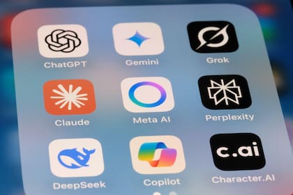 La mayoría de los estadounidenses usa chatbots como ChatGPT, Meta AI, Copilot o Grok para buscar información.