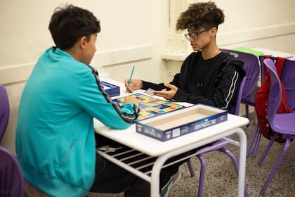 La mayoría de los estudiantes percibe mejoras en la atención, el rendimiento y la convivencia desde que los teléfonos dejaron de ocupar un lugar central en la vida escolar