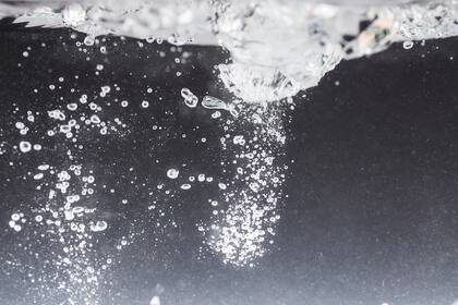 La mayoría de los expertos, recomiendan bañarse con agua tibia -más fría que caliente-