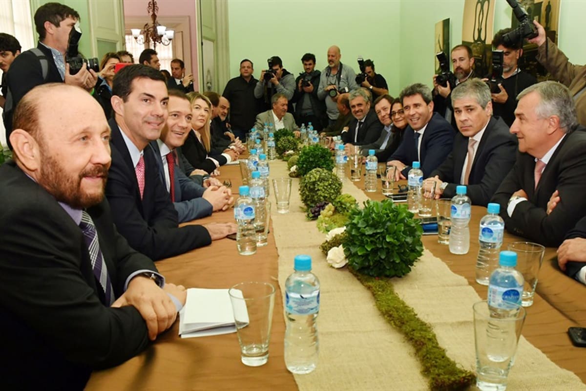 La mayoría de los gobernadores se ajustarán a la meta inflacionaria de este año en las negociaciones con los estatales; están condicionados por el compromiso fijado en el pacto fiscal, que los obliga a recortar el gasto público